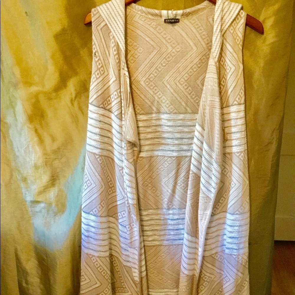 Beautiful Shaw/ light sleeveless sweater